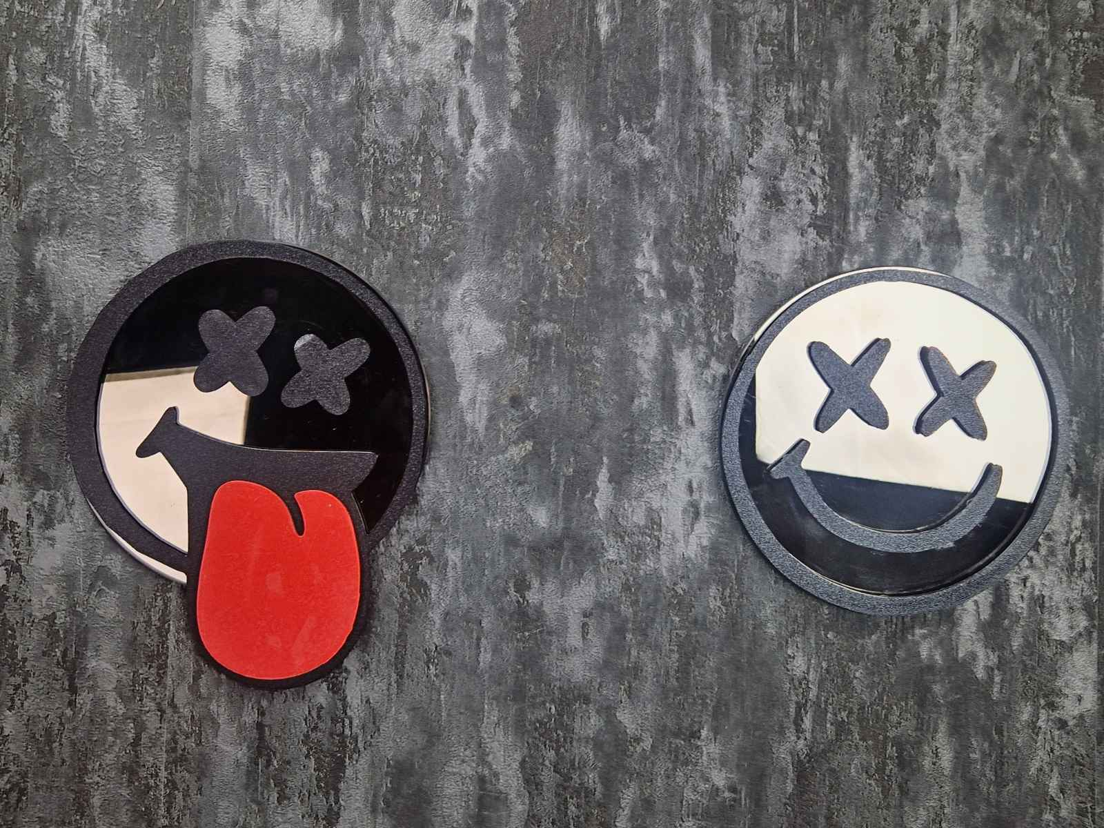 Edgy Round Mirror