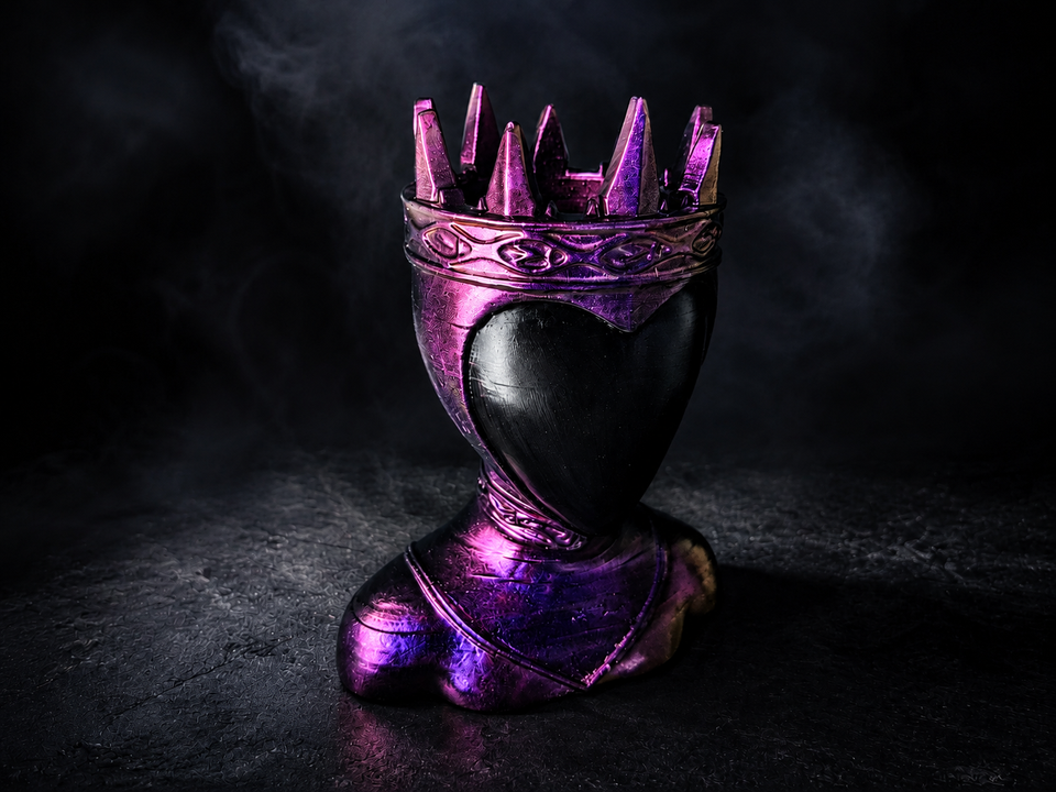 Queen gothic bust planter front view with crown rim