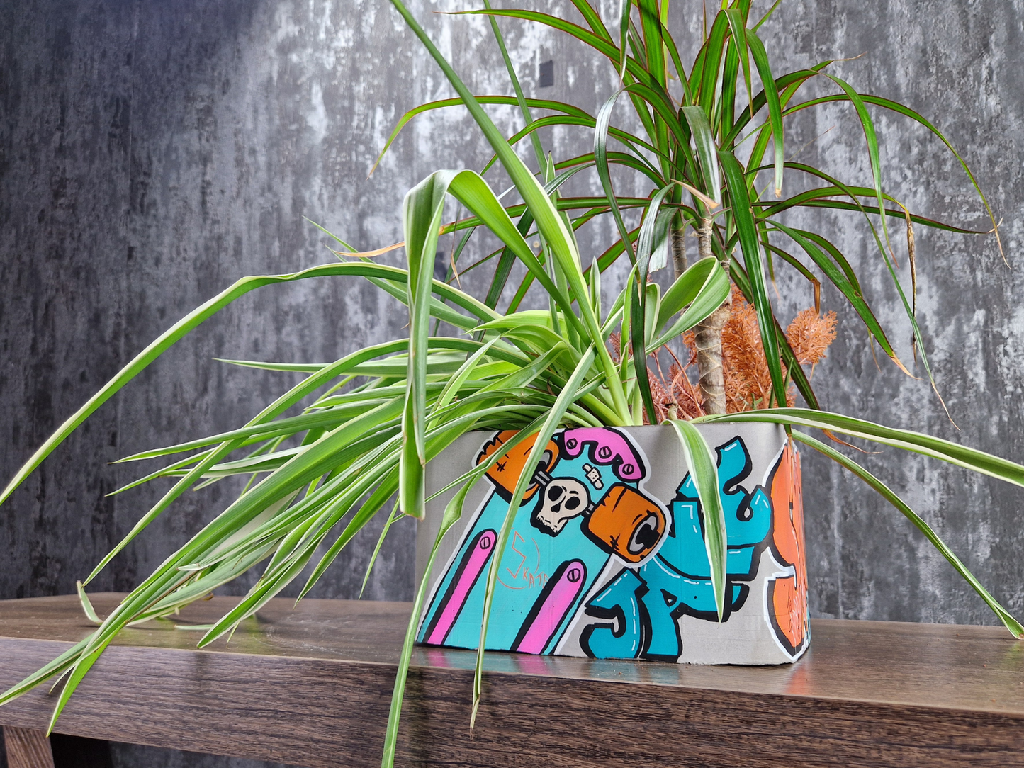 Graffiti Quarterpipe Planter