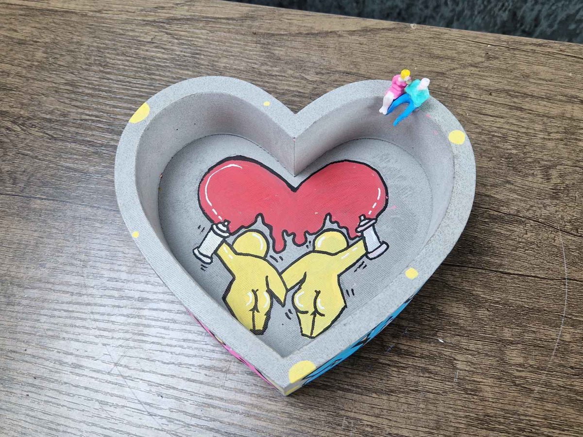 Heart-Shaped Graffiti Ashtray lid or opening mechanism
