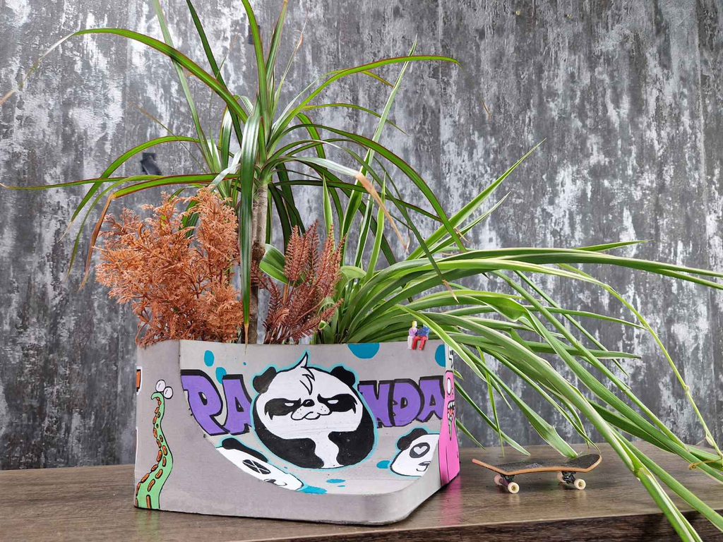 Graffiti Quarterpipe Planter