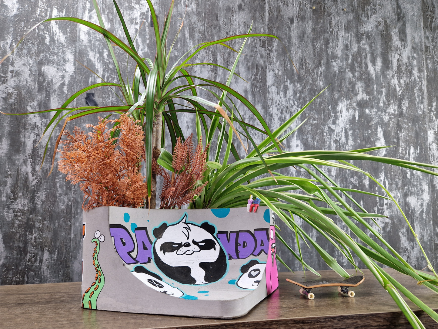 Graffiti Quarterpipe Planter