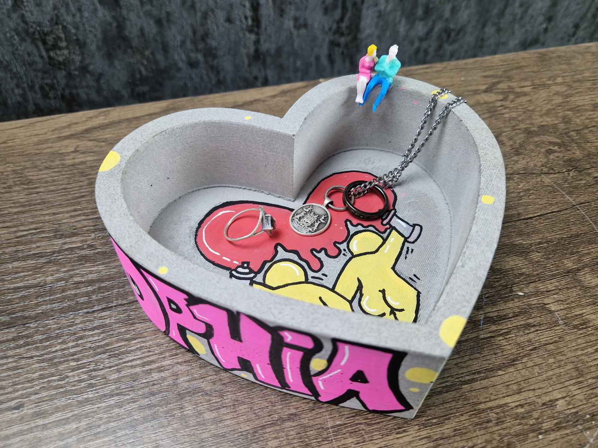 Heart-Shaped Graffiti Ashtray product packaging and presentation