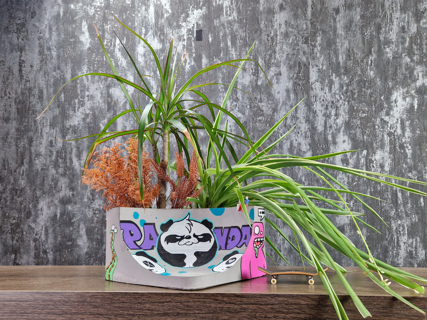 Graffiti Quarterpipe Planter