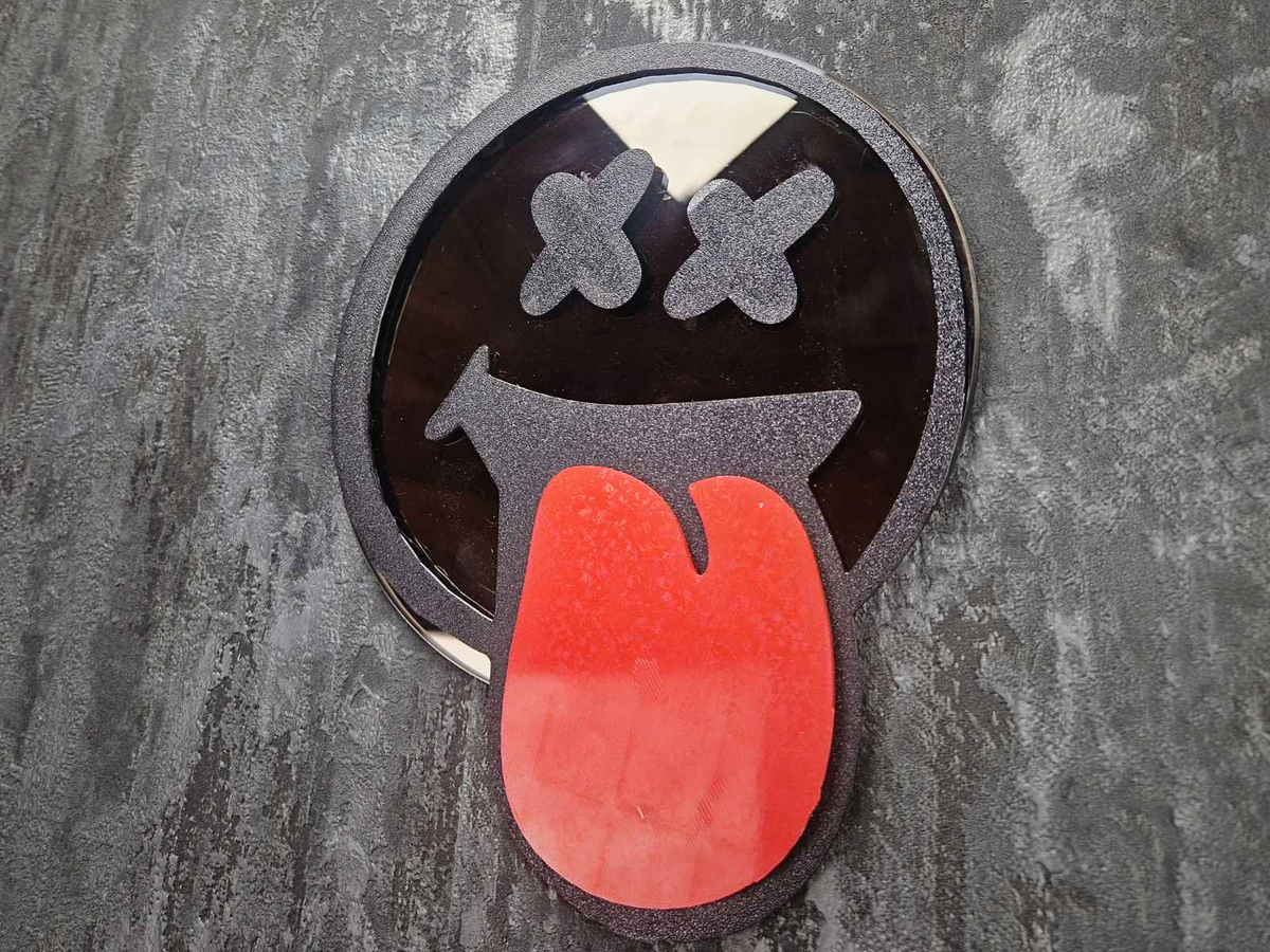 Edgy Round Mirror product packaging and presentation