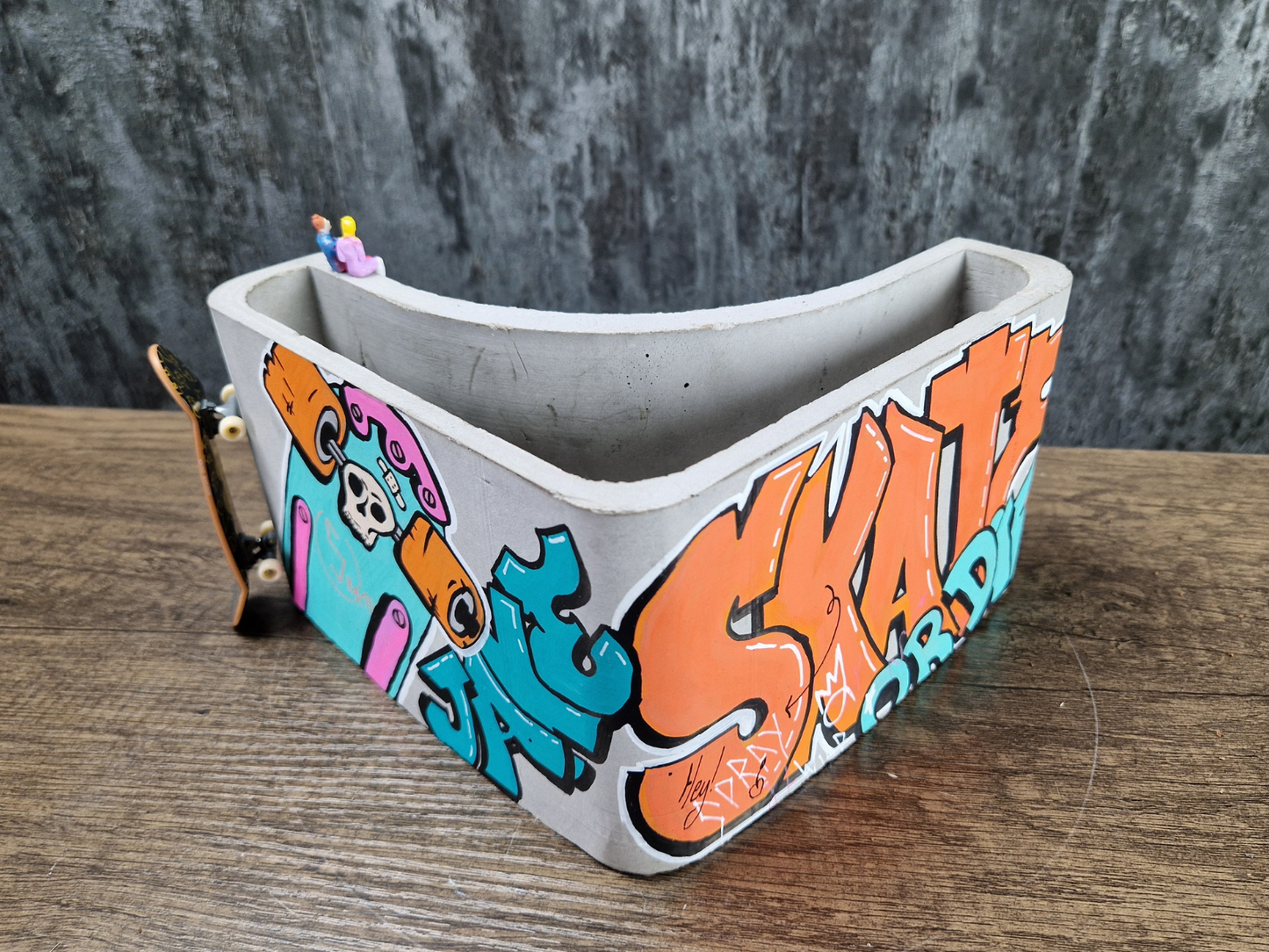 Graffiti Quarterpipe Planter