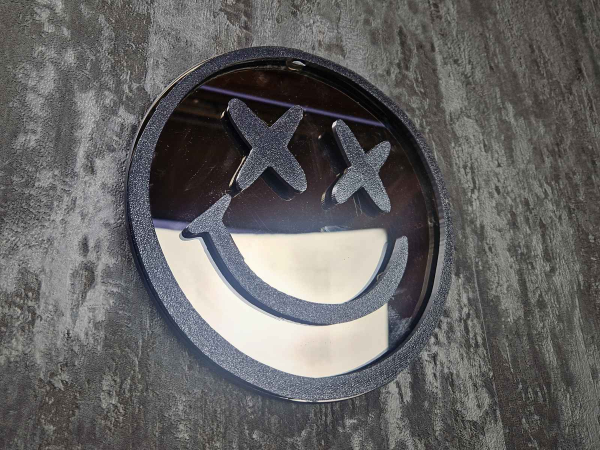 Edgy Round Mirror texture and finish detail